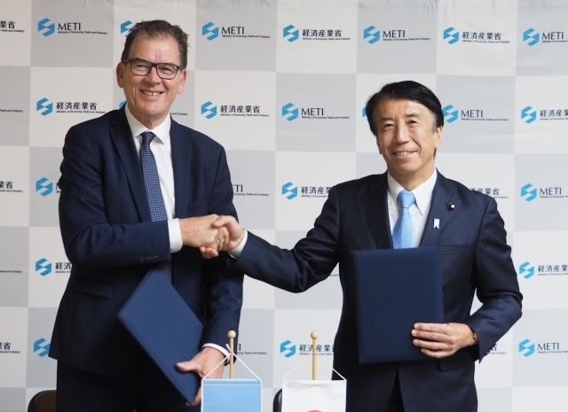 Minister Saito Receives Courtesy Call from H.E. Dr. Gerd Müller, Director General, UNIDO, and Signs Joint Declaration on Cooperation between UNIDO and METI